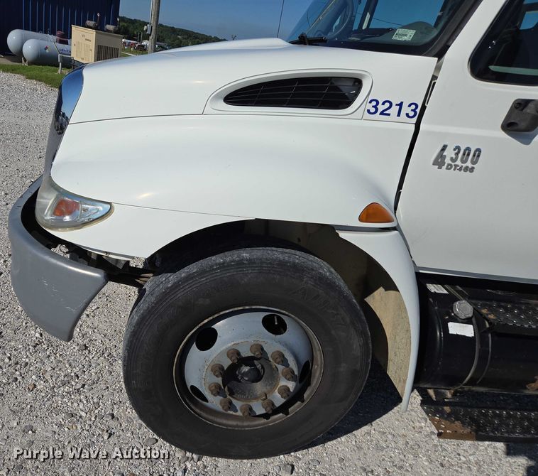 image for item ED2132 2006 International 4300 utility / service truck