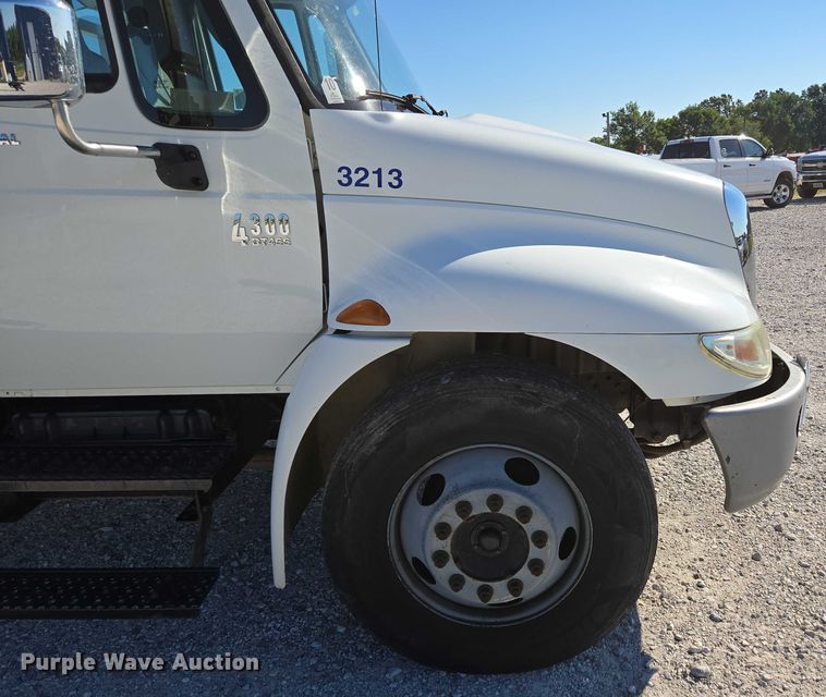 image for item ED2132 2006 International 4300 utility / service truck