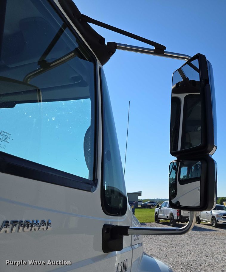 image for item ED2132 2006 International 4300 utility / service truck