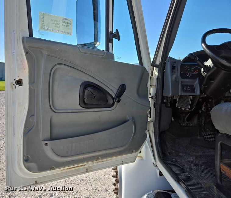 image for item ED2132 2006 International 4300 utility / service truck