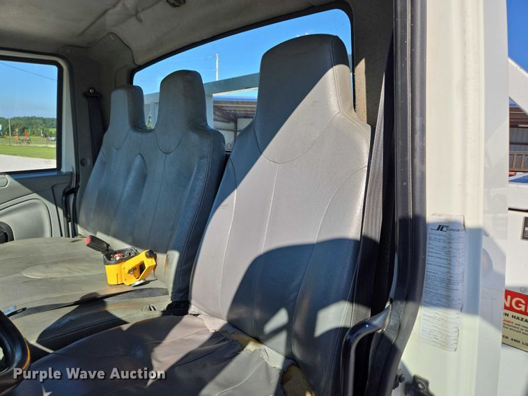 image for item ED2132 2006 International 4300 utility / service truck