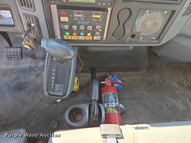 image for item ED2132 2006 International 4300 utility / service truck