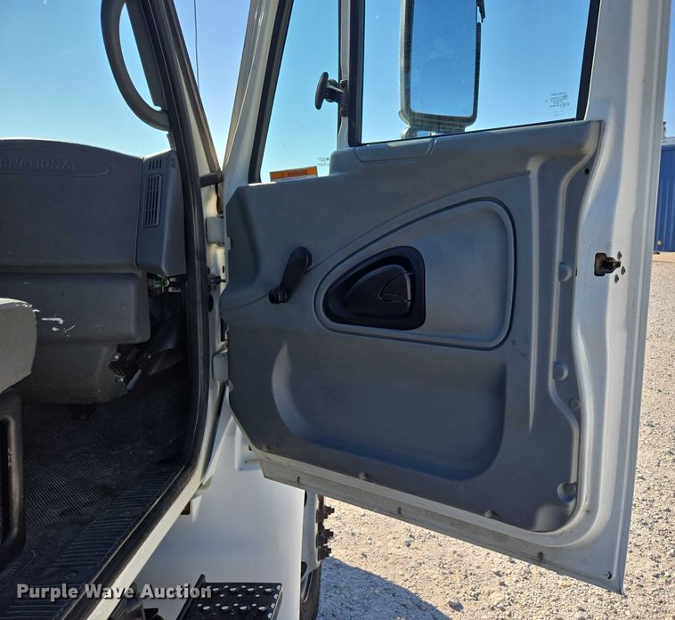 image for item ED2132 2006 International 4300 utility / service truck