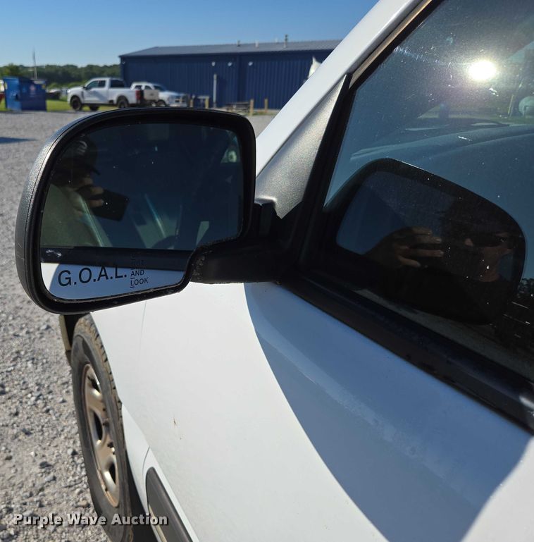 image for item ED2133 2003 Chevrolet Silverado 1500 pickup truck