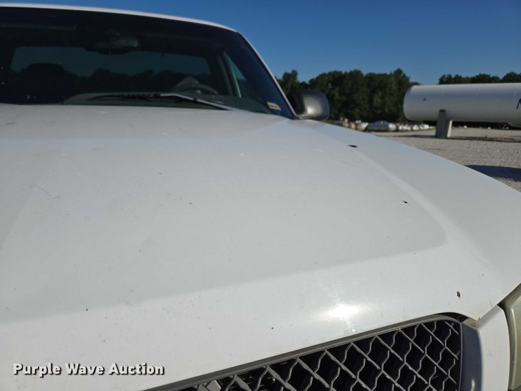 image for item ED2133 2003 Chevrolet Silverado 1500 pickup truck