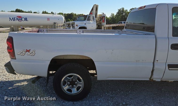 image for item ED2133 2003 Chevrolet Silverado 1500 pickup truck