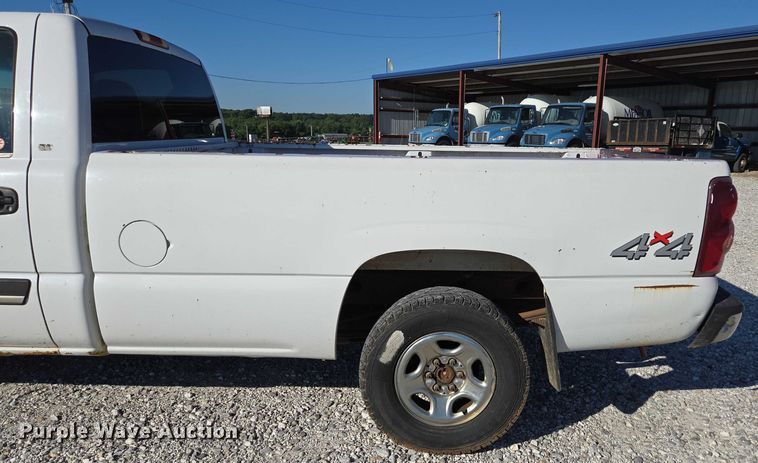 image for item ED2133 2003 Chevrolet Silverado 1500 pickup truck