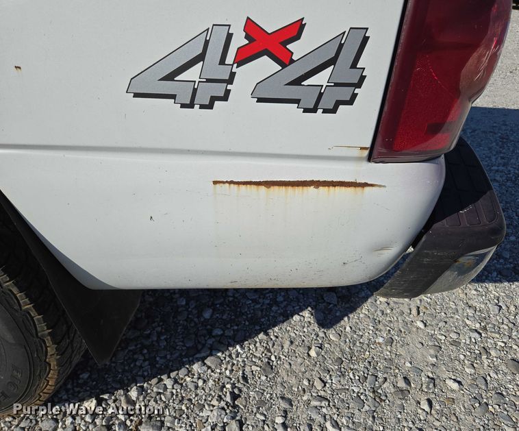 image for item ED2133 2003 Chevrolet Silverado 1500 pickup truck