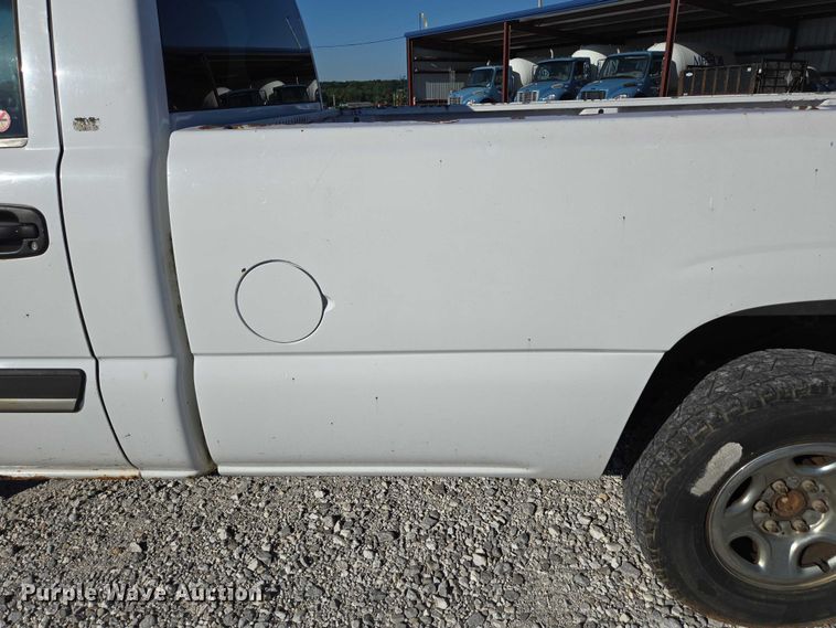 image for item ED2133 2003 Chevrolet Silverado 1500 pickup truck