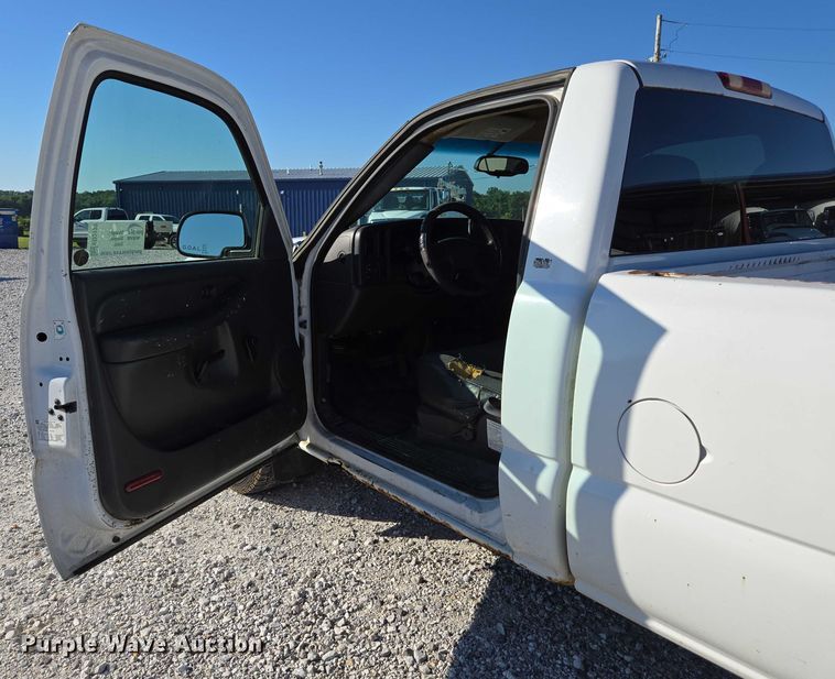 image for item ED2133 2003 Chevrolet Silverado 1500 pickup truck