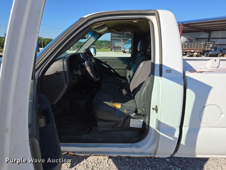 image for item ED2133 2003 Chevrolet Silverado 1500 pickup truck
