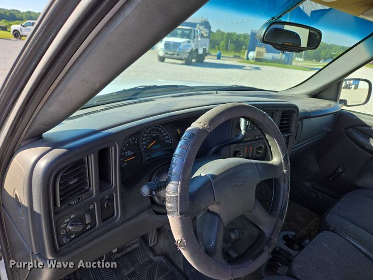 image for item ED2133 2003 Chevrolet Silverado 1500 pickup truck