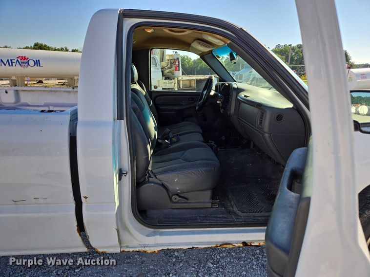 image for item ED2133 2003 Chevrolet Silverado 1500 pickup truck