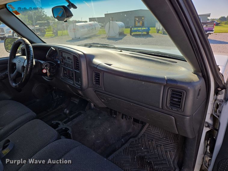 image for item ED2133 2003 Chevrolet Silverado 1500 pickup truck