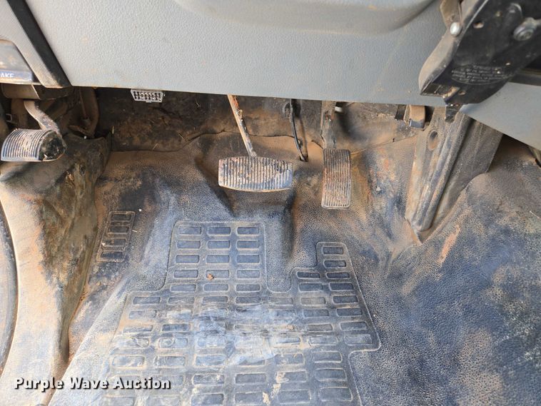 image for item ED2137 2013 Ford F550 Super Duty Crew Cab flatbed truck