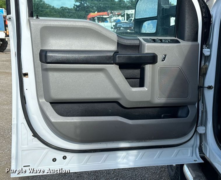 image for item EG5954 2019 Ford F350 Super Duty XL Crew Cab flatbed pickup truck