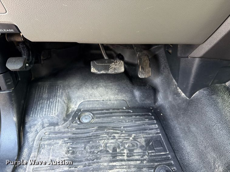 image for item EG5954 2019 Ford F350 Super Duty XL Crew Cab flatbed pickup truck