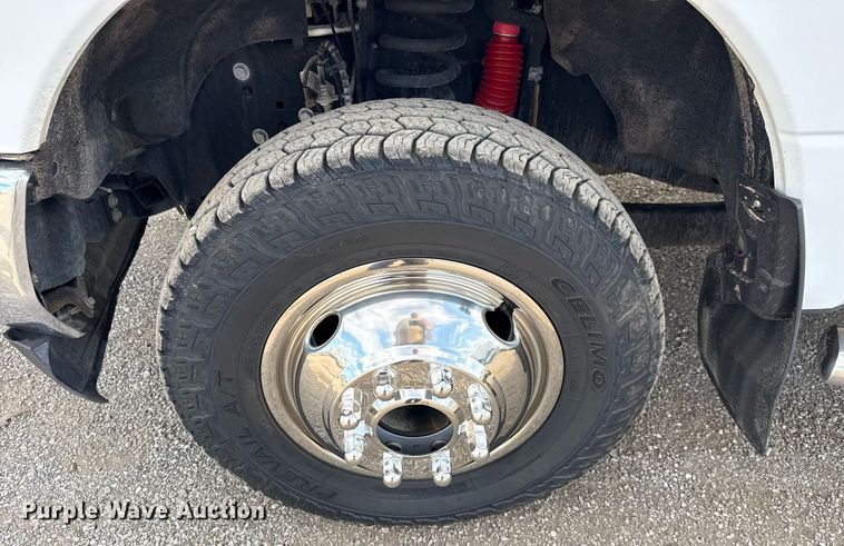 image for item EG5954 2019 Ford F350 Super Duty XL Crew Cab flatbed pickup truck