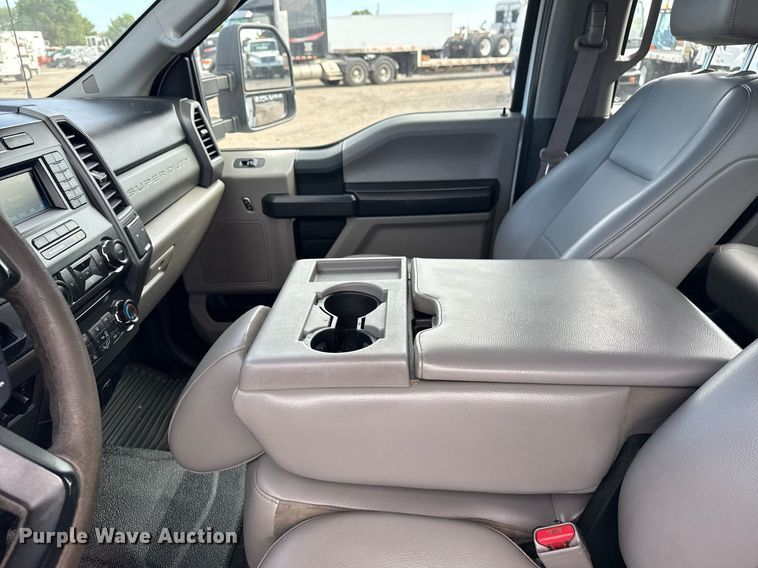 image for item EG5956 2017 Ford F450 Super Duty Crew Cab flatbed truck