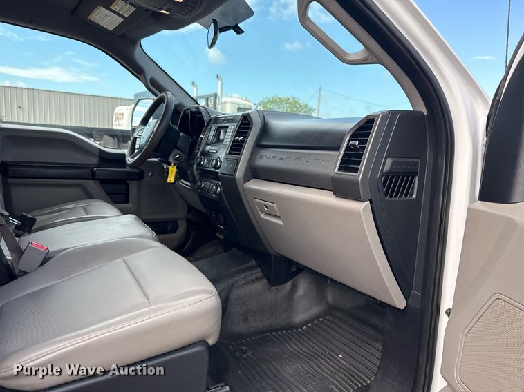 image for item EG5956 2017 Ford F450 Super Duty Crew Cab flatbed truck