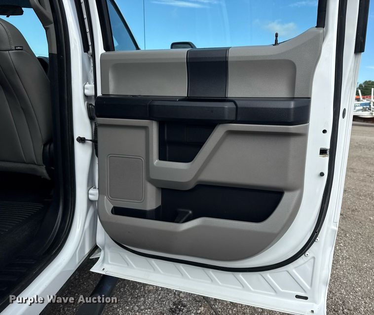 image for item EG5956 2017 Ford F450 Super Duty Crew Cab flatbed truck