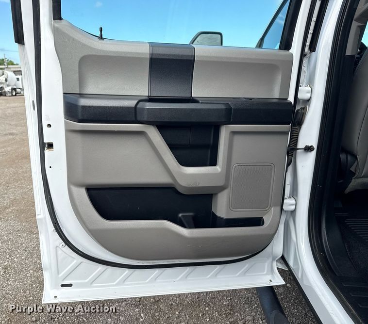 image for item EG5956 2017 Ford F450 Super Duty Crew Cab flatbed truck