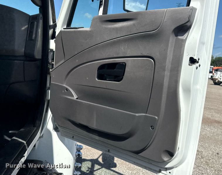 image for item EG5960 2008 International 4300 Ext. Cab flatbed truck