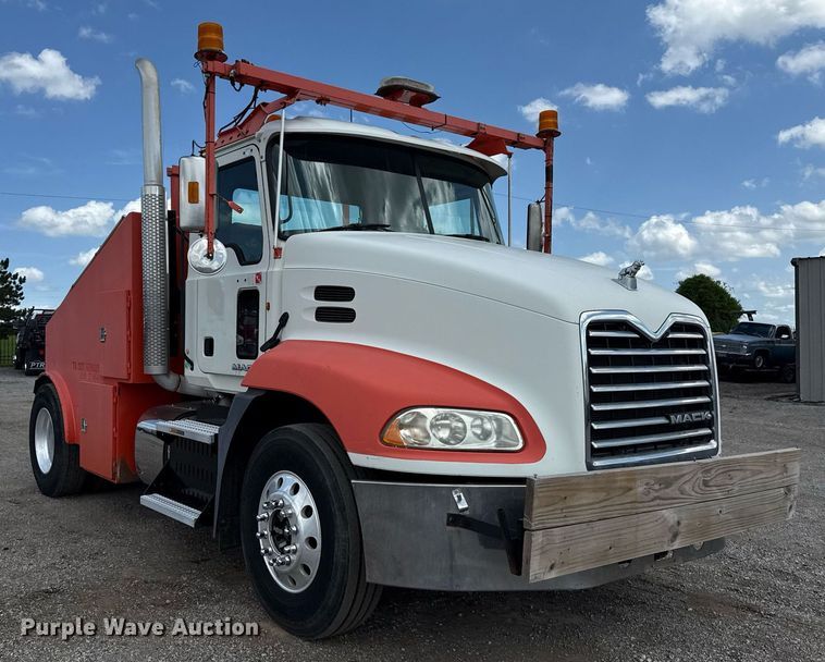 image for item EG5966 2012 Mack CXU613 toter truck