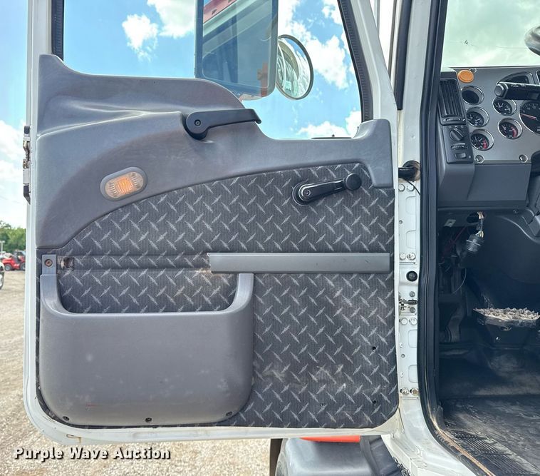 image for item EG5966 2012 Mack CXU613 toter truck