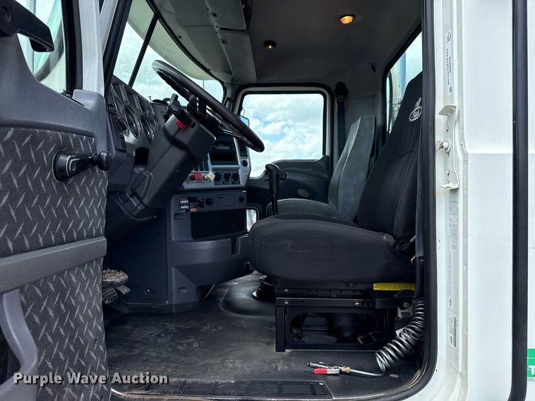 image for item EG5966 2012 Mack CXU613 toter truck