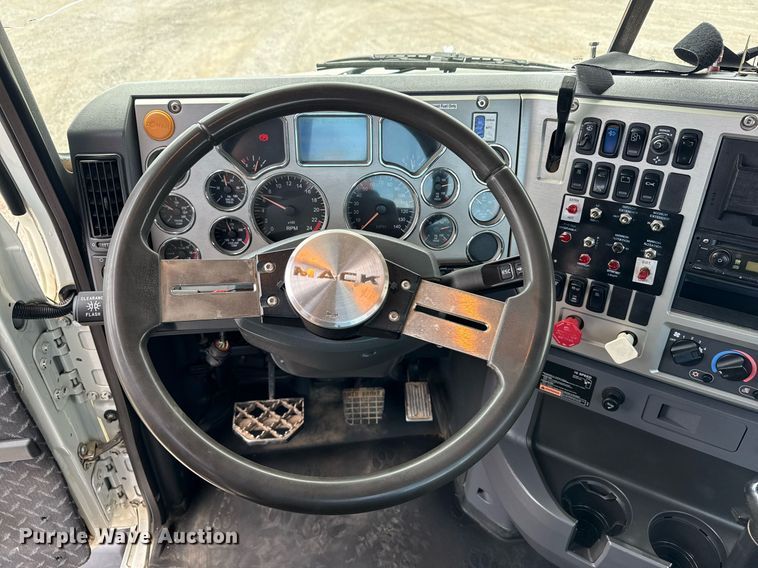 image for item EG5966 2012 Mack CXU613 toter truck