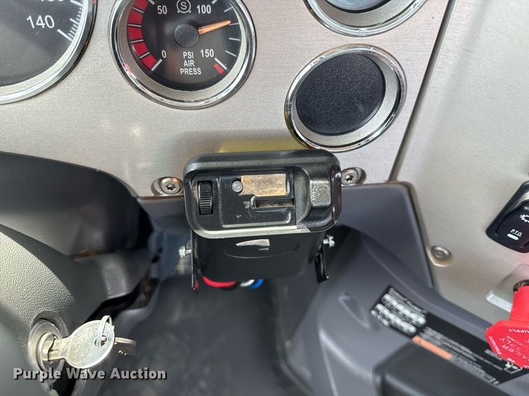 image for item EG5966 2012 Mack CXU613 toter truck