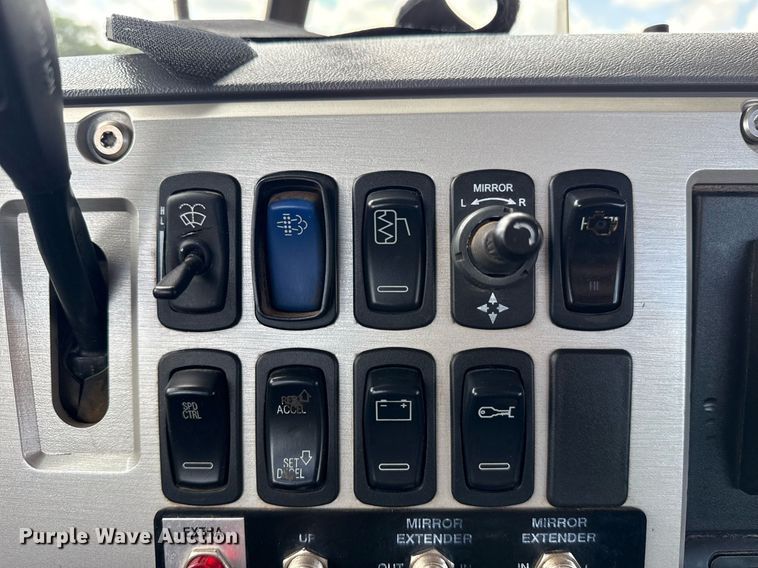 image for item EG5966 2012 Mack CXU613 toter truck