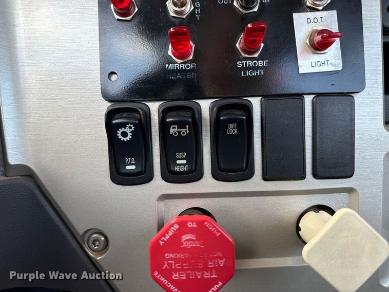 image for item EG5966 2012 Mack CXU613 toter truck