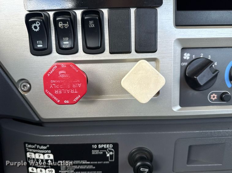 image for item EG5966 2012 Mack CXU613 toter truck