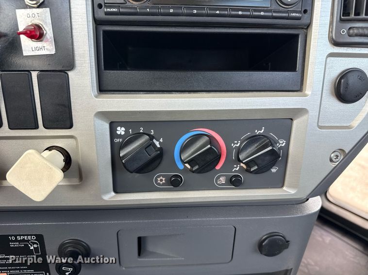 image for item EG5966 2012 Mack CXU613 toter truck