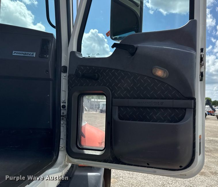 image for item EG5966 2012 Mack CXU613 toter truck