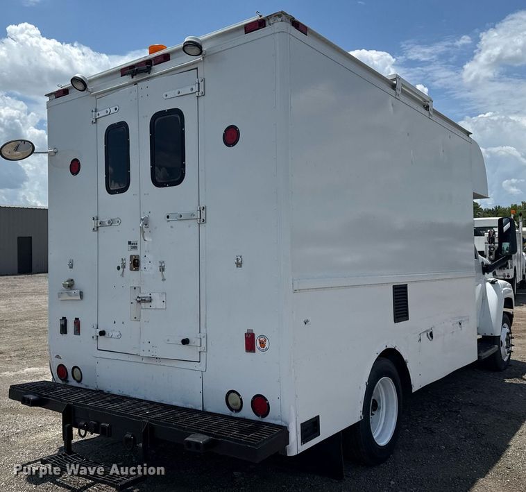 image for item EG5975 2005 GMC C4500 utility / service truck