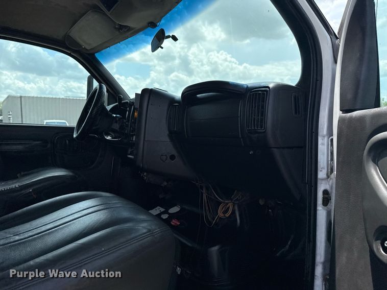 image for item EG5975 2005 GMC C4500 utility / service truck