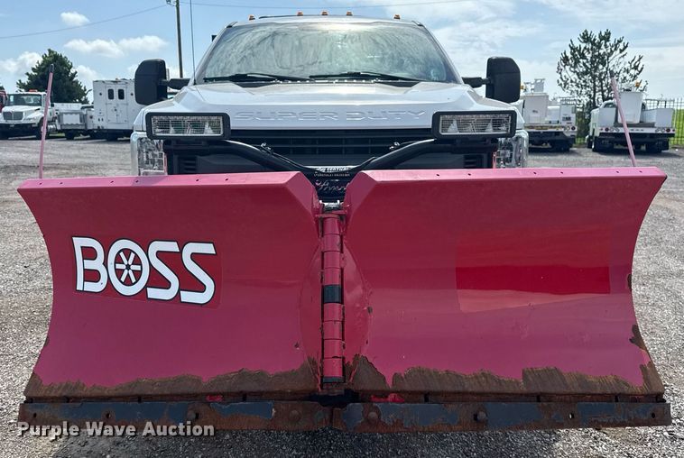 image for item EG5982 2019 Ford F350 Super Duty Crew Cab flatbed pickup truck