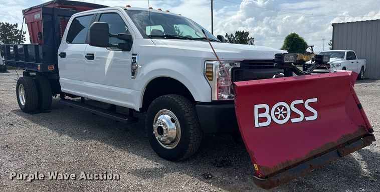 image for item EG5982 2019 Ford F350 Super Duty Crew Cab flatbed pickup truck