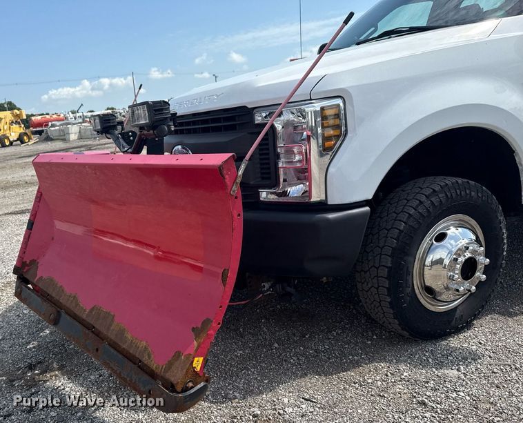 image for item EG5982 2019 Ford F350 Super Duty Crew Cab flatbed pickup truck