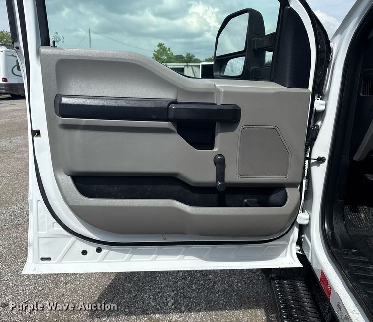 image for item EG5982 2019 Ford F350 Super Duty Crew Cab flatbed pickup truck