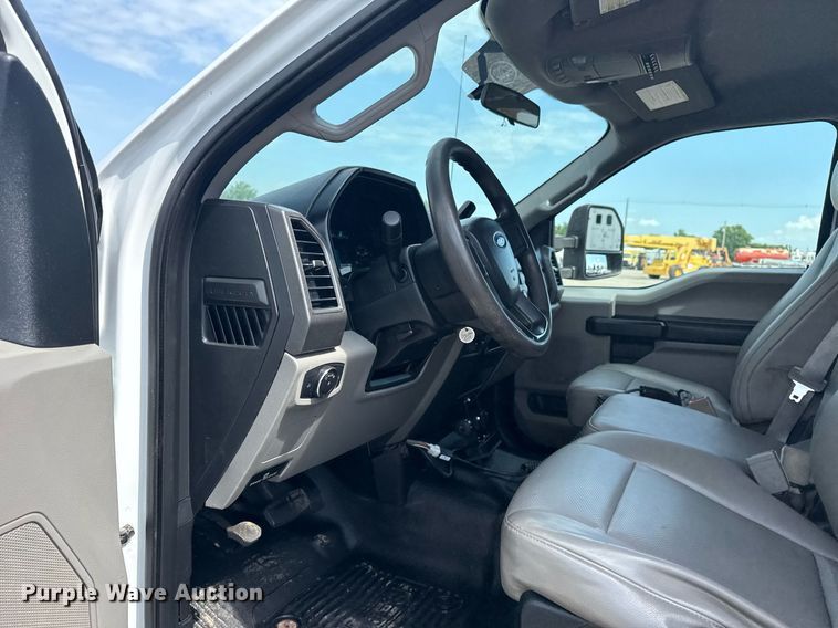 image for item EG5982 2019 Ford F350 Super Duty Crew Cab flatbed pickup truck