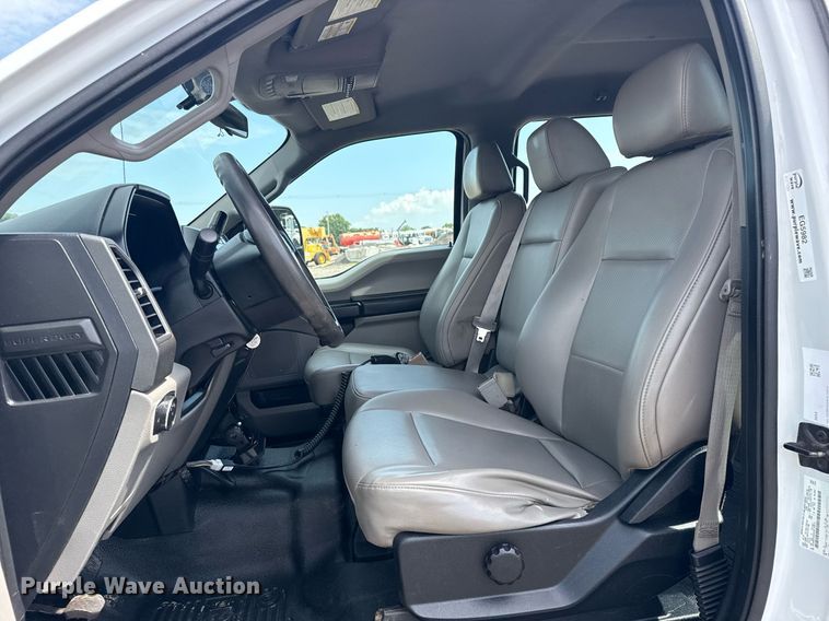 image for item EG5982 2019 Ford F350 Super Duty Crew Cab flatbed pickup truck