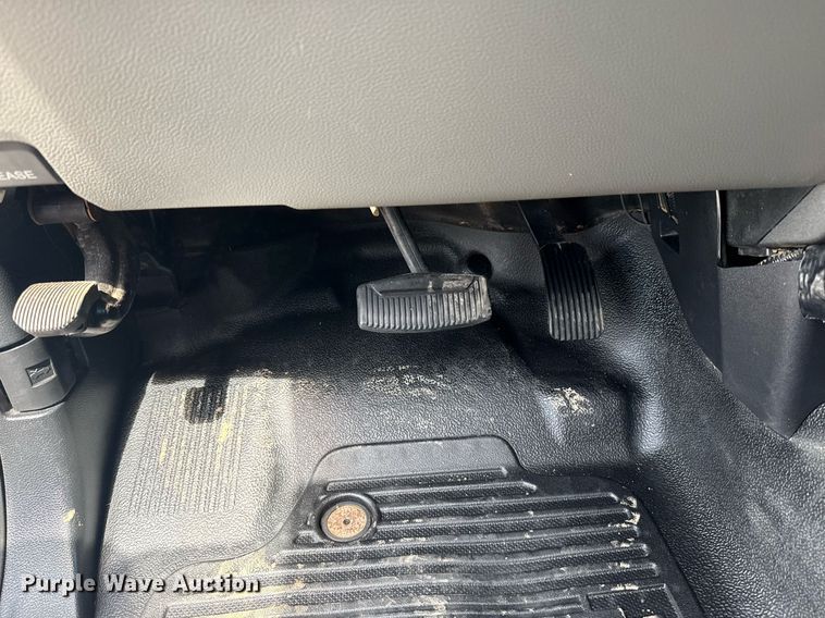 image for item EG5982 2019 Ford F350 Super Duty Crew Cab flatbed pickup truck