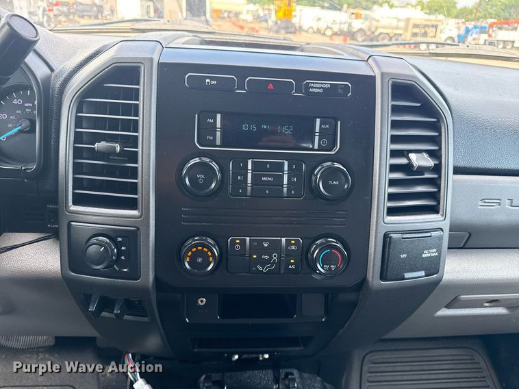 image for item EG5982 2019 Ford F350 Super Duty Crew Cab flatbed pickup truck