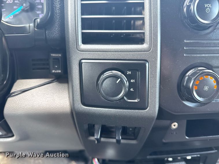 image for item EG5982 2019 Ford F350 Super Duty Crew Cab flatbed pickup truck