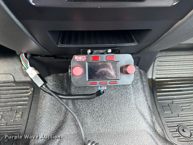 image for item EG5982 2019 Ford F350 Super Duty Crew Cab flatbed pickup truck