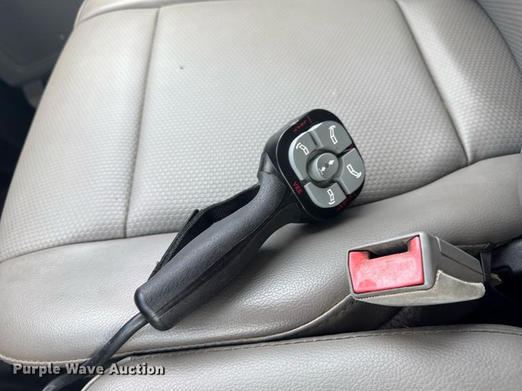 image for item EG5982 2019 Ford F350 Super Duty Crew Cab flatbed pickup truck